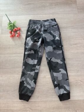 Boys Adidas camo pants black gray size medium with pockets